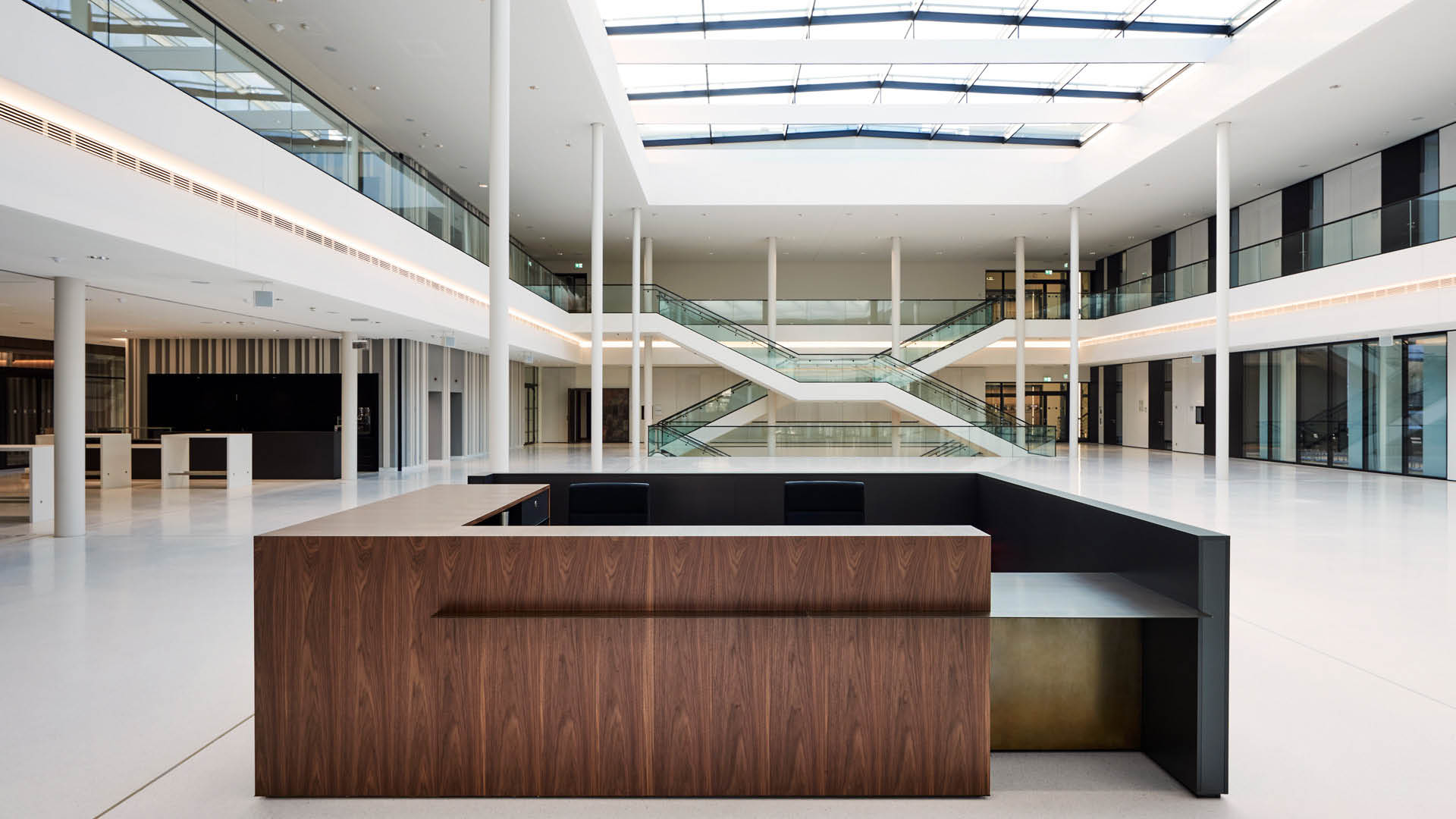 Plenarbereich des Niedersächsischen Landtages mit einem individuell gefertigten Pförtnertresen