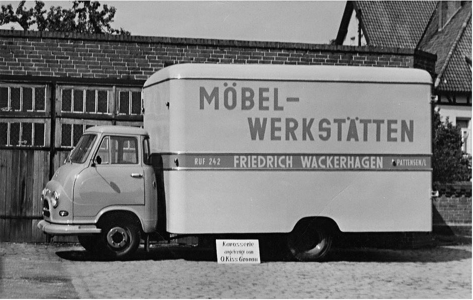 Historische Fotografie eines Transporters mit dem Schriftzug Friedrich Wackerhagen